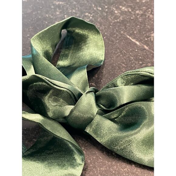 NWT Cupshe emerald green L/S V -neck bow sweater Med - Picture 8 of 10